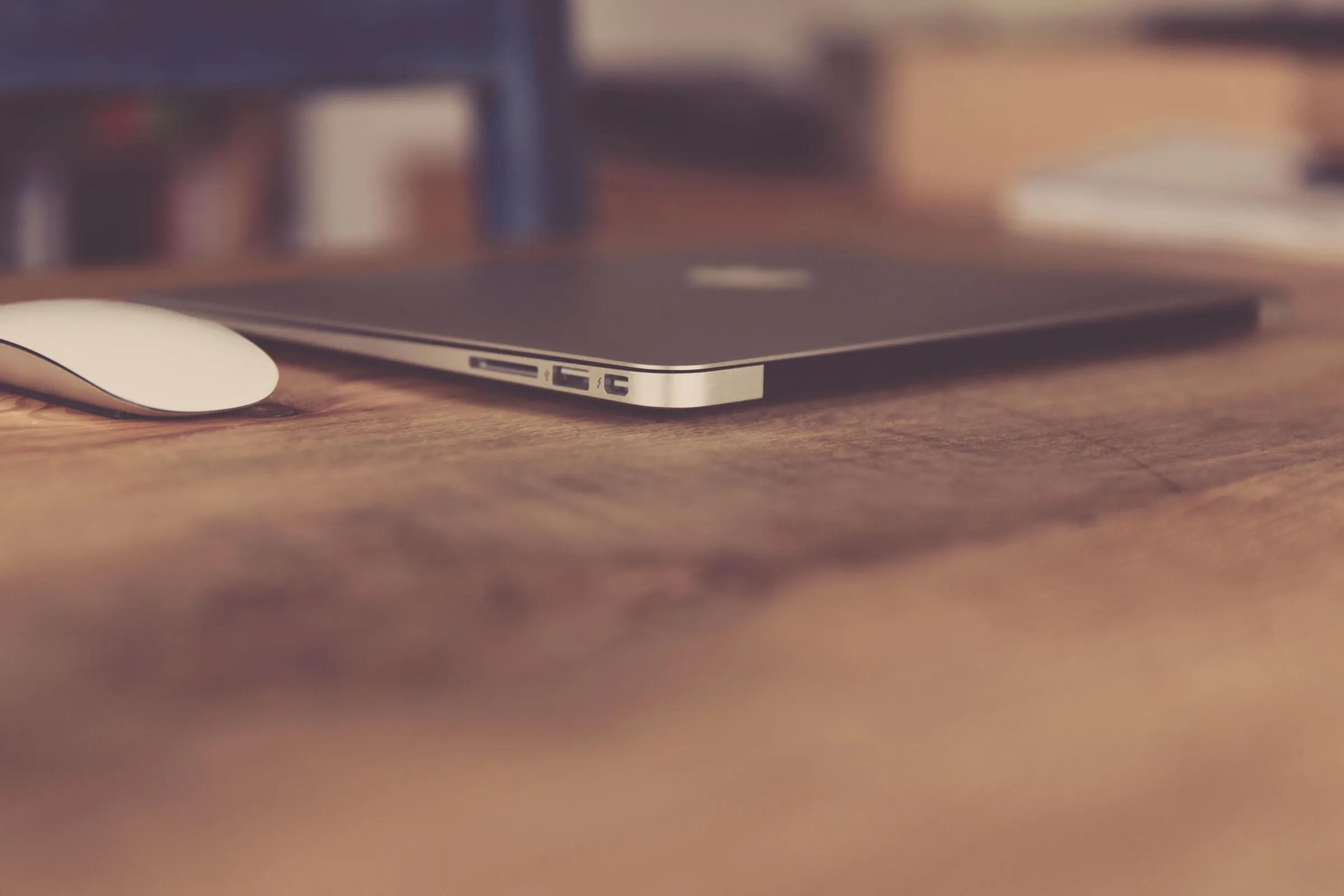 Ordinateur portable fermé et souris sur un bureau pendant une interruption d’activité