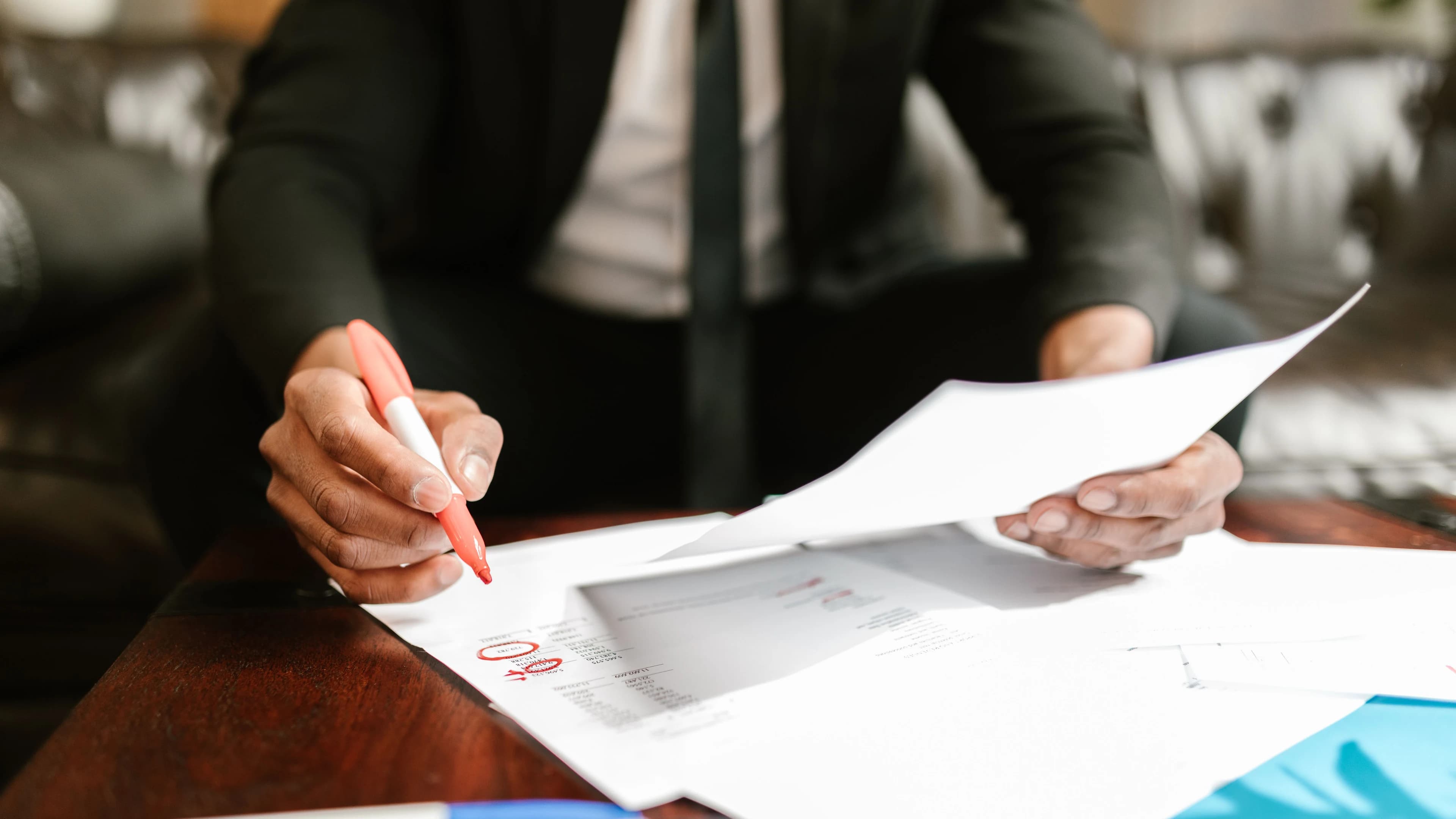 Des mains remplissent un formulaire administratif à l’aide d’un stylo